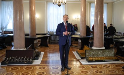 Prezydent RP Karol Nawrocki przemawia podczas demontażu Okrągłego Stołu w Pałacu Prezydenckim w Wars