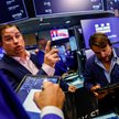 Traderzy na nowojorskiej giełdzie (NYSE) po podniesieniu stóp procentowych przez Rezerwę Federalną w