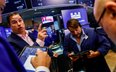 Traderzy na nowojorskiej giełdzie (NYSE) po podniesieniu stóp procentowych przez Rezerwę Federalną w