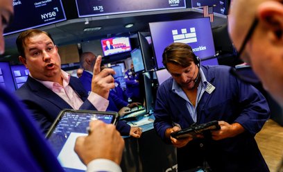 Traderzy na nowojorskiej giełdzie (NYSE) po podniesieniu stóp procentowych przez Rezerwę Federalną w