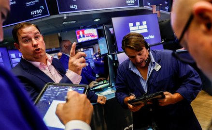 Traderzy na nowojorskiej giełdzie (NYSE) po podniesieniu stóp procentowych przez Rezerwę Federalną w