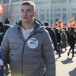 Młody Rosjanin w kurtce z literą "Z" - symbolem rosyjskiej agresji na Ukrainie