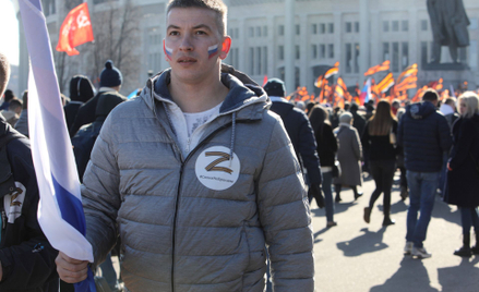 Młody Rosjanin w kurtce z literą "Z" - symbolem rosyjskiej agresji na Ukrainie