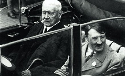 Prezydent Rzeszy Paul von Hindenburg i kanclerz Adolf Hitler podczas Święta Pracy 1 maja 1933 roku w