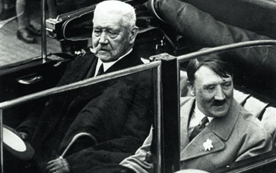 Prezydent Rzeszy Paul von Hindenburg i kanclerz Adolf Hitler podczas Święta Pracy 1 maja 1933 roku w