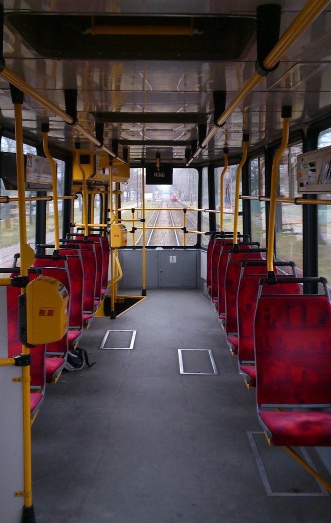 Współczesny wystrój wnętrza tramwaju Konstal 105N, który nadal możemy spotkać na stołecznych trasach