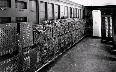 Jednym z pierwszych elektronicznych komputerów był zbudowany w 1945 r. ENIAC (Electronic Numerical I