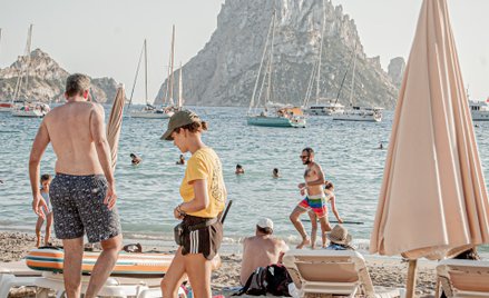 Ibiza, wchodząca w skład Balearów, ma w Europie status wakacyjnego raju, do którego ciągną turyści z