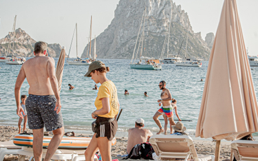 Ibiza, wchodząca w skład Balearów, ma w Europie status wakacyjnego raju, do którego ciągną turyści z