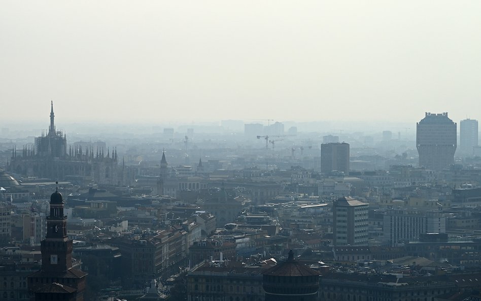 Mediolan od paru dni spowity jest grubą warstwą smogu.