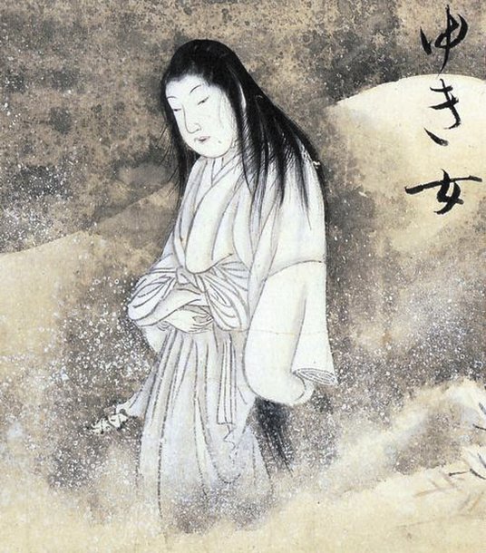 Yuki-onna pojawia się w nocy, gdy pada śnieg. Zazwyczaj ukazuje się jako wysoka kobieta z długimi cz