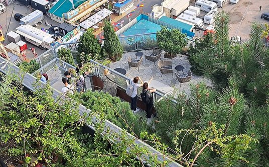 Zieleń na najwzyszych piętrach obiektu.