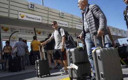 Klienci Thomasa Cooka na lotnisku w Heraklionie na Krecie