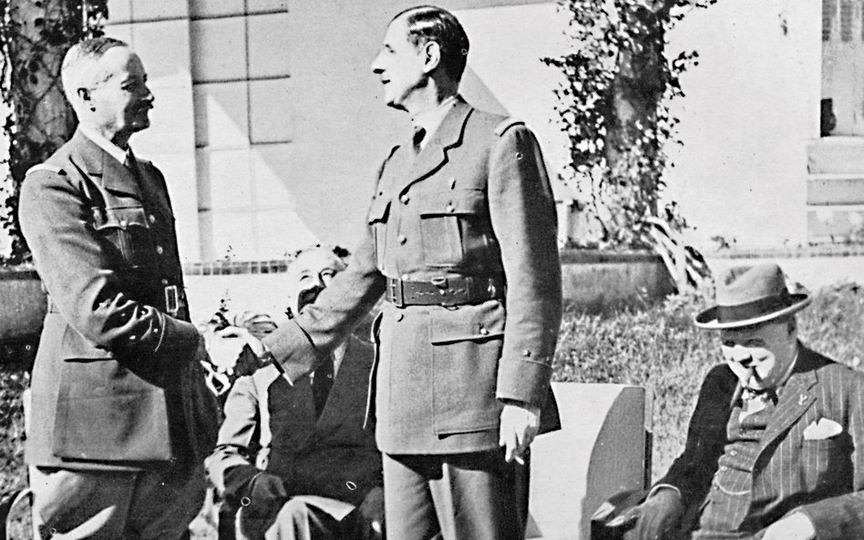 De Gaulle (stoi w środku) wyeliminował gen. Girauda (z lewej), gdyż widział w nim marionetkę w rękac