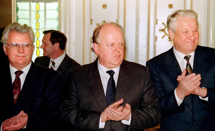 Stanisław Szuszkiewicz i po jego bokach przywódcy: Ukrainy Leonid Krawczuk (z lewej) i Rosji Borys J