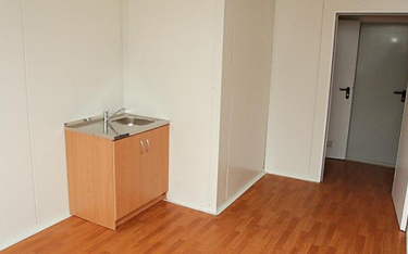 W Krośnie ustawiono już dziewięć kontenerów, w których będą mieszkania socjalne.