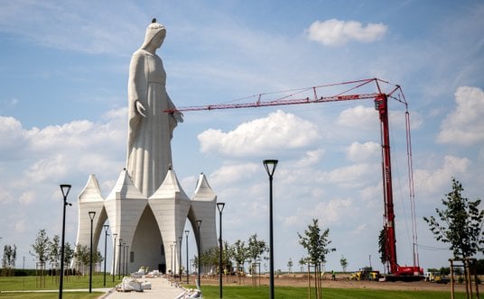 Pomnik Matki Boskiej Milosienej ma 55,6 metra wysokości i jest najwyższym tegop typu obiektem maryjn