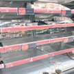 Największe sieci handlowe, jak Marks & Spencer czy Sainsbury, nie są w stanie zapełnić półek w swoic