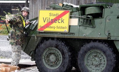 Amerykański żołnierz z 2. Pułku Kawalerii wojsk lądowych USA w miejscu dyslokacji jednostki, mieście
