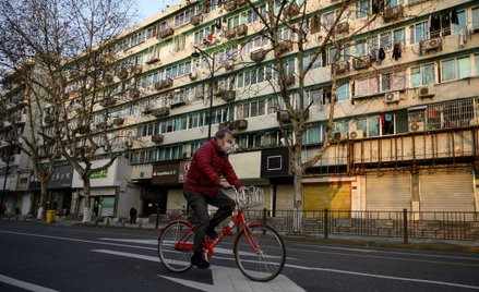 Chiny walczą z wirusem: Wyjście z domu tylko z "paszportem"