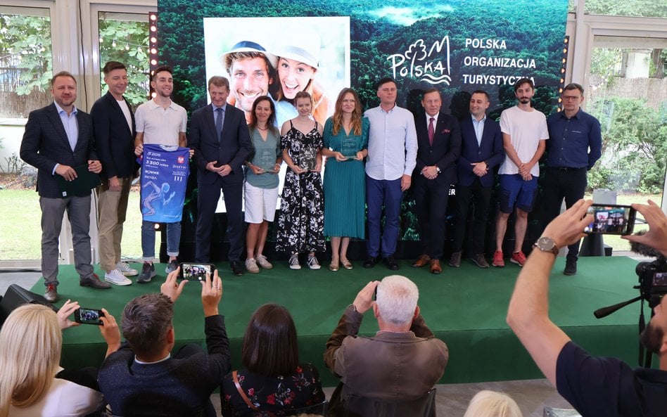 Blogerzy i vlogerzy odebrali nagrody z rąk wiceministra sportu i turystyki Ireneusza Rasia (czwarty 