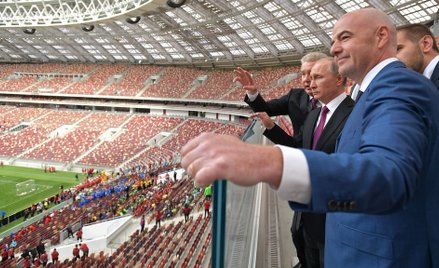 Rosyjski prezydent Władimir Putin i szef FIFA Gianni Infantino w czasie wizyty na stadionie Łużniki 