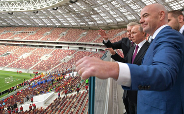 Rosyjski prezydent Władimir Putin i szef FIFA Gianni Infantino w czasie wizyty na stadionie Łużniki 