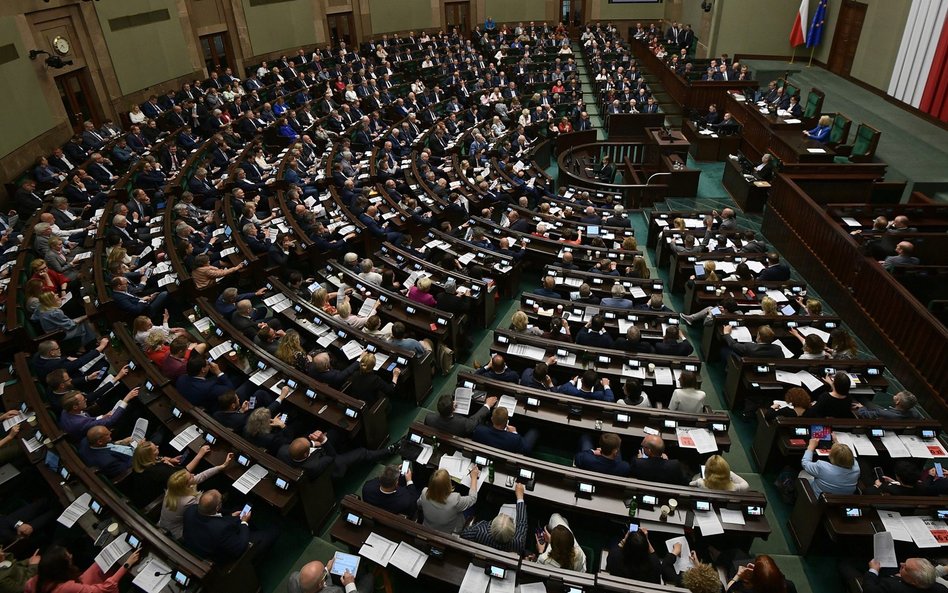 Sejm IX kadencji charakteryzował się największą liczbą ustaw przegłosowanych przez PiS i pytań zadan