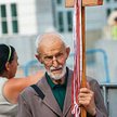Manifestujący przynieśli przed pałac nowy krzyż