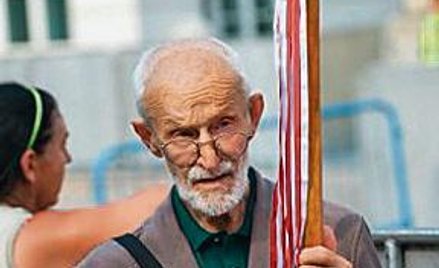 Manifestujący przynieśli przed pałac nowy krzyż