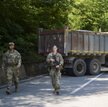 Żołnierze NATO, stacjonujący w Kosowie, w pobliżu drogi zablokowanej przez serbskich kierowców