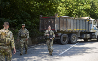 Żołnierze NATO, stacjonujący w Kosowie, w pobliżu drogi zablokowanej przez serbskich kierowców