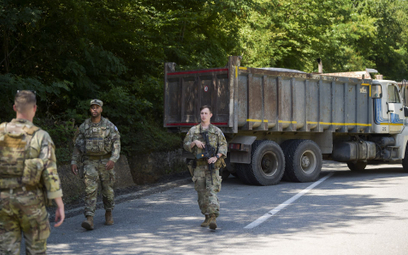 Żołnierze NATO, stacjonujący w Kosowie, w pobliżu drogi zablokowanej przez serbskich kierowców