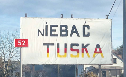 Tablica nieopodal drogi krajowej nr 52 w miejscowości Izdebnik z napisem „nÍEBAĆ TUSKA”