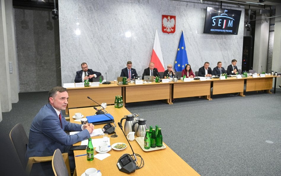 Były minister sprawiedliwości Zbigniew Ziobro na posiedzeniu sejmowej Komisji śledczej ds. inwigilac