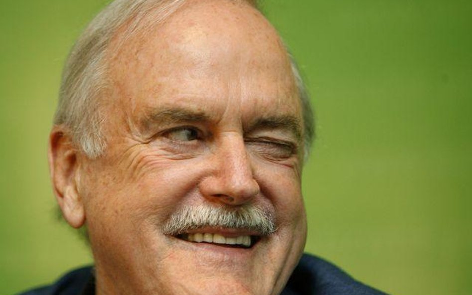 John Cleese, członek grupy Monty Pythona wziął udział w słynnej reklamie banku