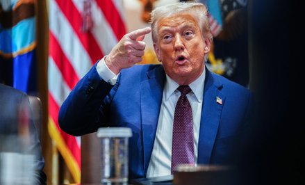 Czy prezydent USA Donald Trump chce wstrzymać wojnę? Fot. Aaron Schwartz/CNP/Bloomberg