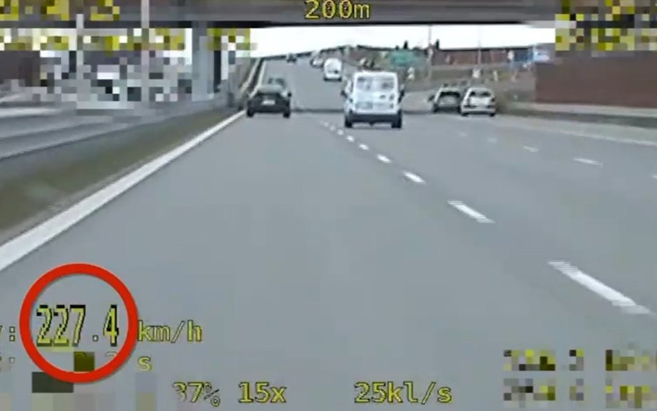 Policjanci ukarali mandatem mężczyznę, który przekroczył prędkość o ponad 100 km/h