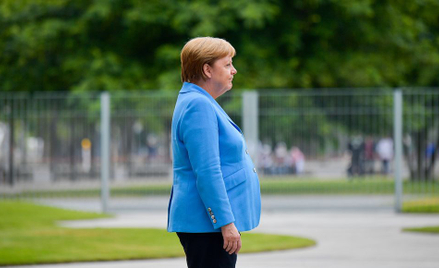 W środę kamery reporterów kolejny raz zarejestrowały atak drgawek Angeli Merkel. Kanclerz Niemiec za
