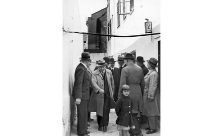 1935r., Prezydent Stefan Starzyński (w jasnym płaszczu) na ulicy Ślepej w Warszawie