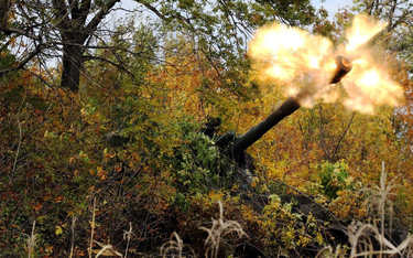 Ukraińskie wojsko ostrzeliwujące pozycje Rosjan