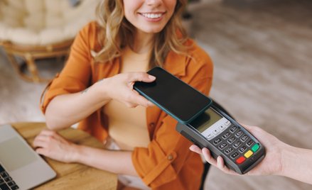 Wyjście z domu bez portfela nie musi już oznaczać konieczności powrotu po gotówkę lub kartę. Telefon