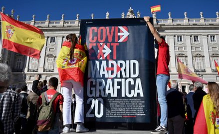 Poniedziałkowy protest przed Pałacem Królewskim w Madrycie przeciw restrykcjom związanym z pandemią