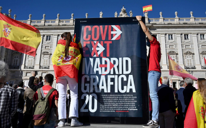 Poniedziałkowy protest przed Pałacem Królewskim w Madrycie przeciw restrykcjom związanym z pandemią