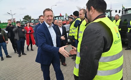 Minister rolnictwa i rozwoju wsi Robert Telus (C) przed spotkaniem w Krajowym Ośrodku Wsparcia Rolni