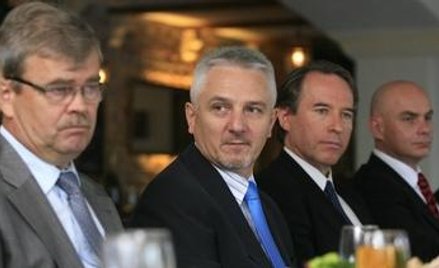 Od lewej siedzą: Piotr Błędziński, Zdzisław Nowak, Władysław Wilkans (TK Telekom), Waldemar Budzyńsk