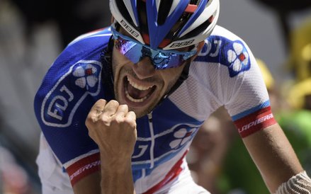 Francuski zawodnik Thibaut Pinot przed przekroczeniem linii mety podczas 102. edycji wyścigu kolarsk