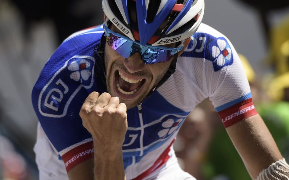 Francuski zawodnik Thibaut Pinot przed przekroczeniem linii mety podczas 102. edycji wyścigu kolarsk