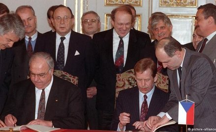 Helmut Kohl i Vaclav Havel podpisują deklarację pojednania w Pradze