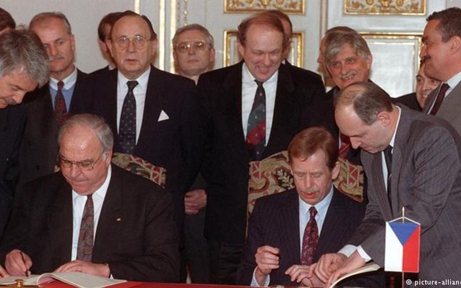 Helmut Kohl i Vaclav Havel podpisują deklarację pojednania w Pradze